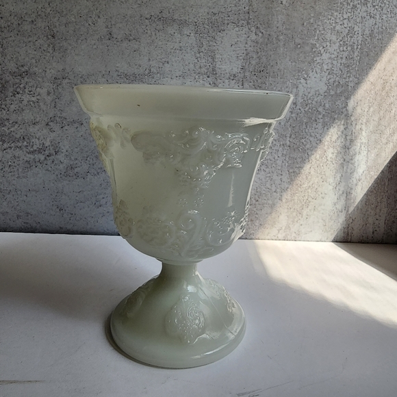 Milk glass vase - Picture 8 of 12
